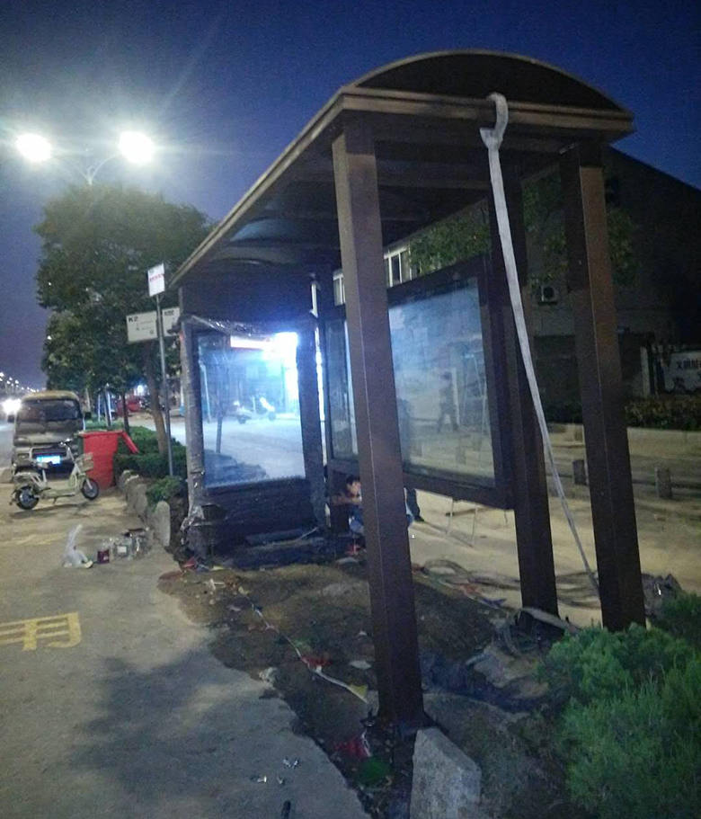 江蘇鹽城鄉(xiāng)鎮(zhèn)簡約公交車站臺(tái)